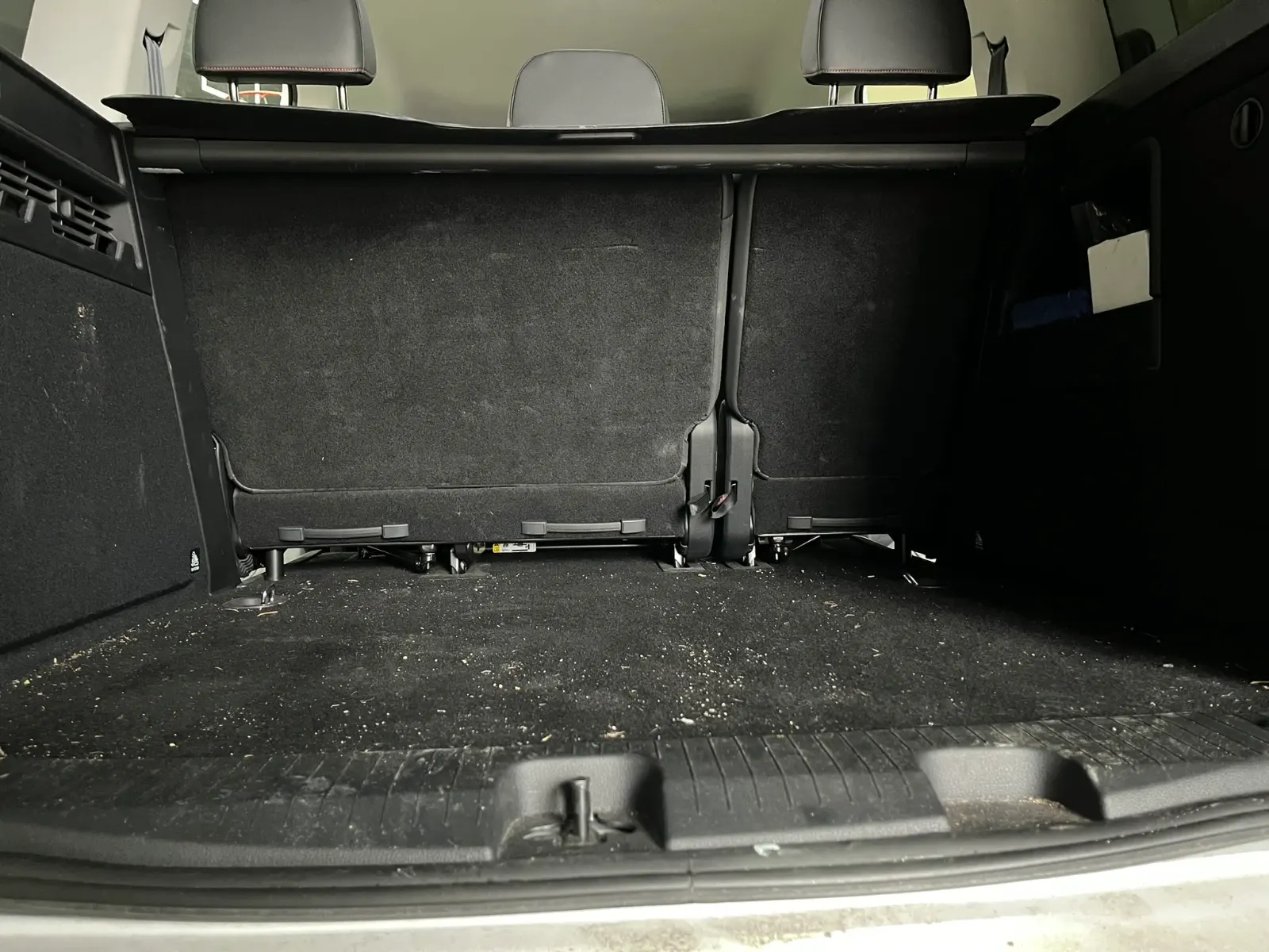 Kofferraum eines Ford Tourneo vor der Aufbereitung