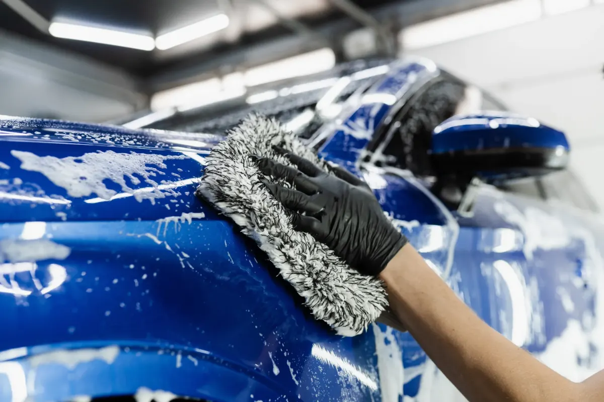 Schonende Handwäsche eines Autos bei der mobilen Außenreinigung in Regensburg