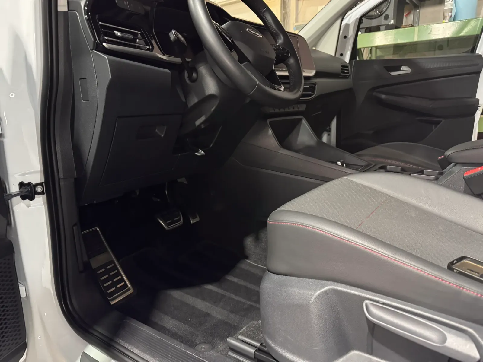 Sauberer Fußraum eines Ford Tourneo nach der Innenreinigung