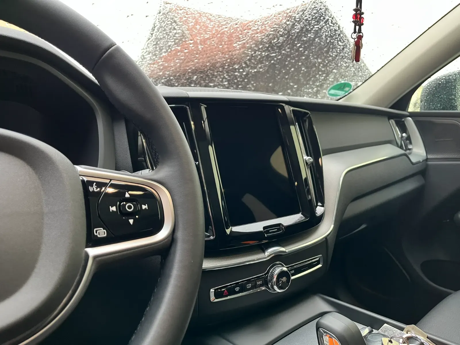 Volvo Mittelkonsole mit Display nach der Reinigung