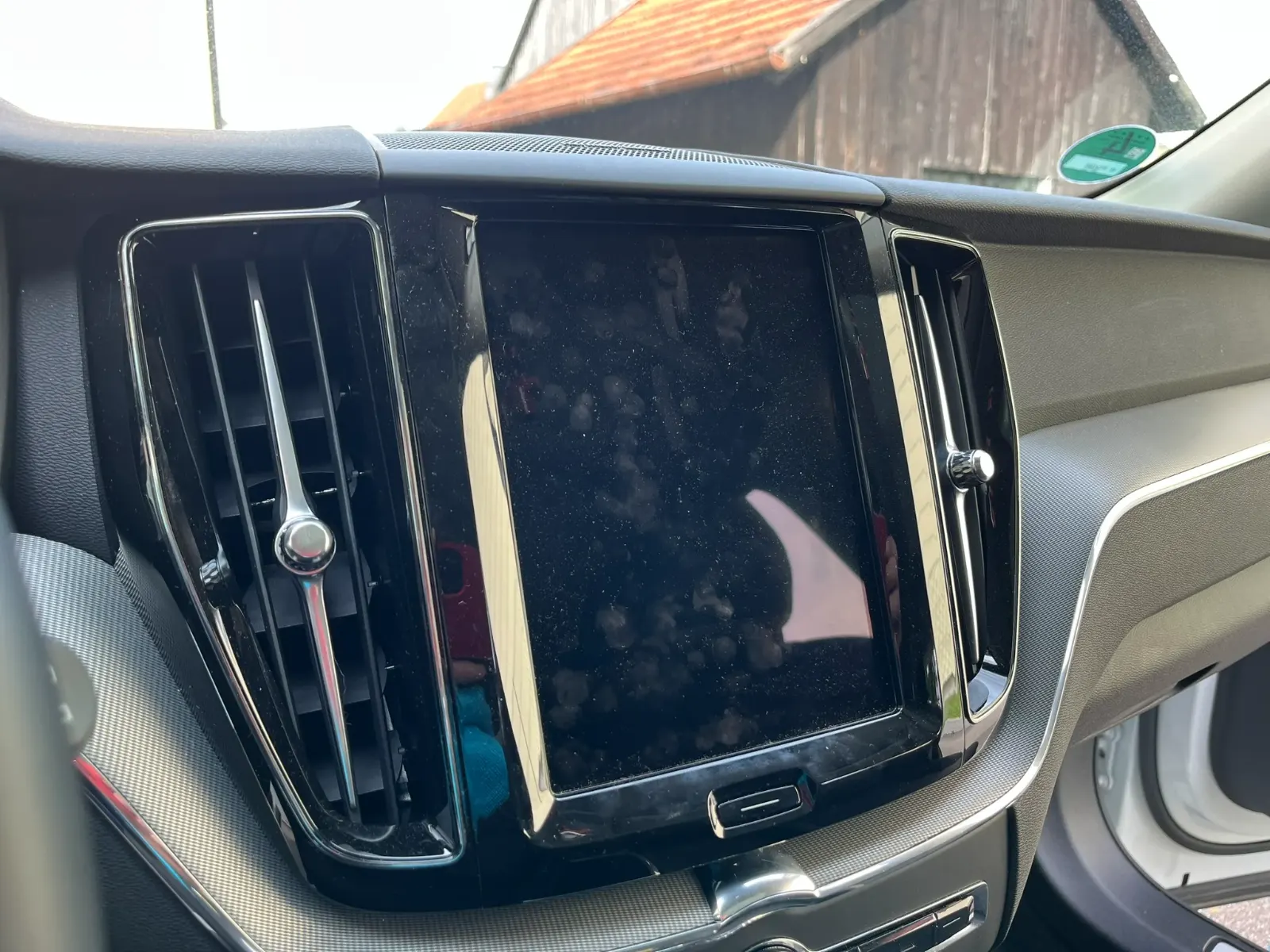 Volvo Mittelkonsole mit Display vor der Reinigung