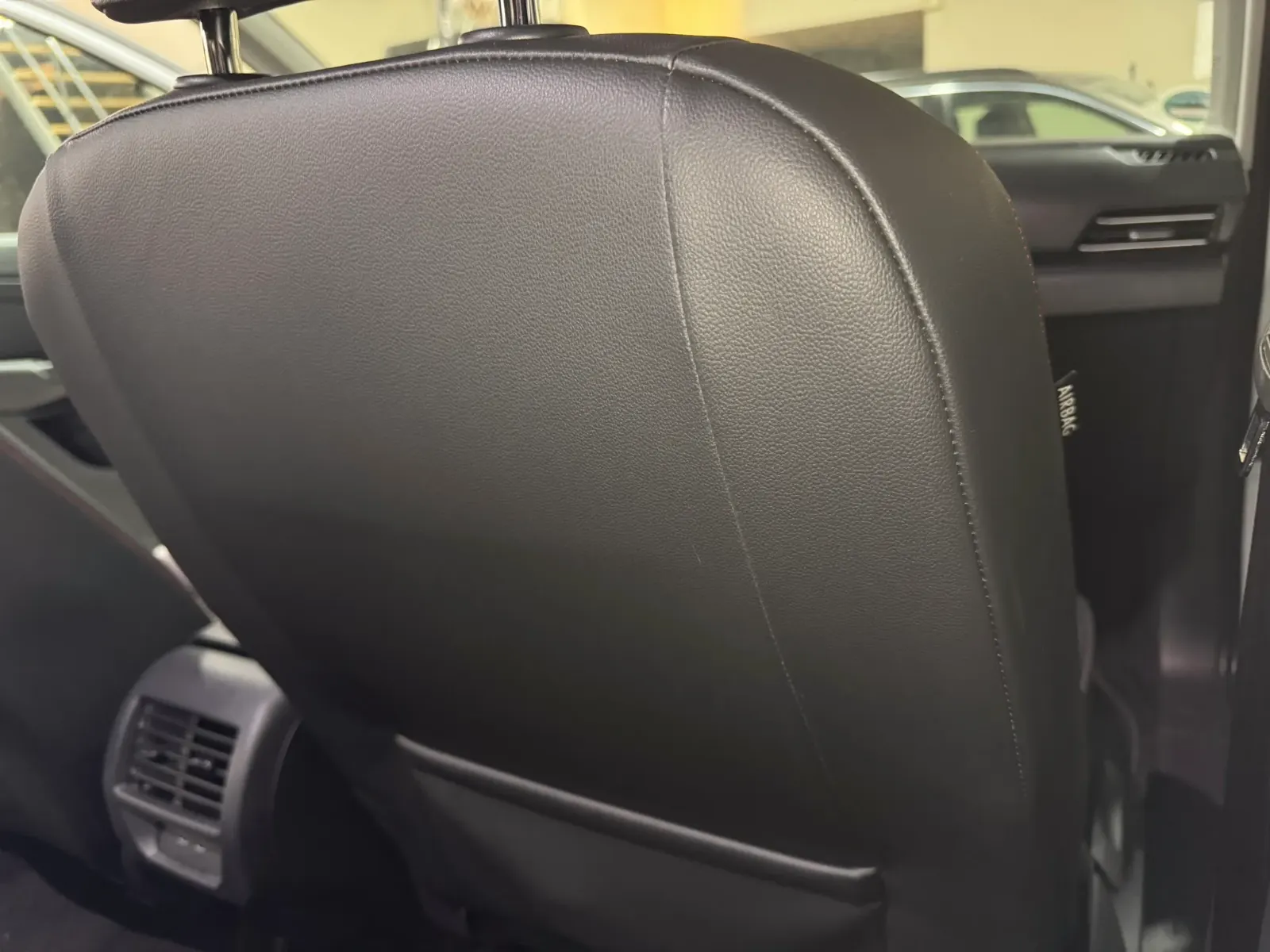Sitzrückseite eines Ford Tourneo nach der Reinigung