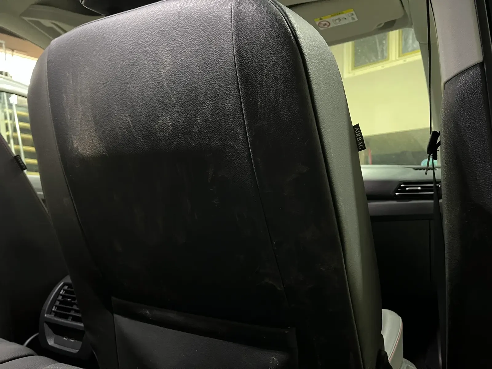 Sitzrückseite eines Ford Tourneo vor der Reinigung
