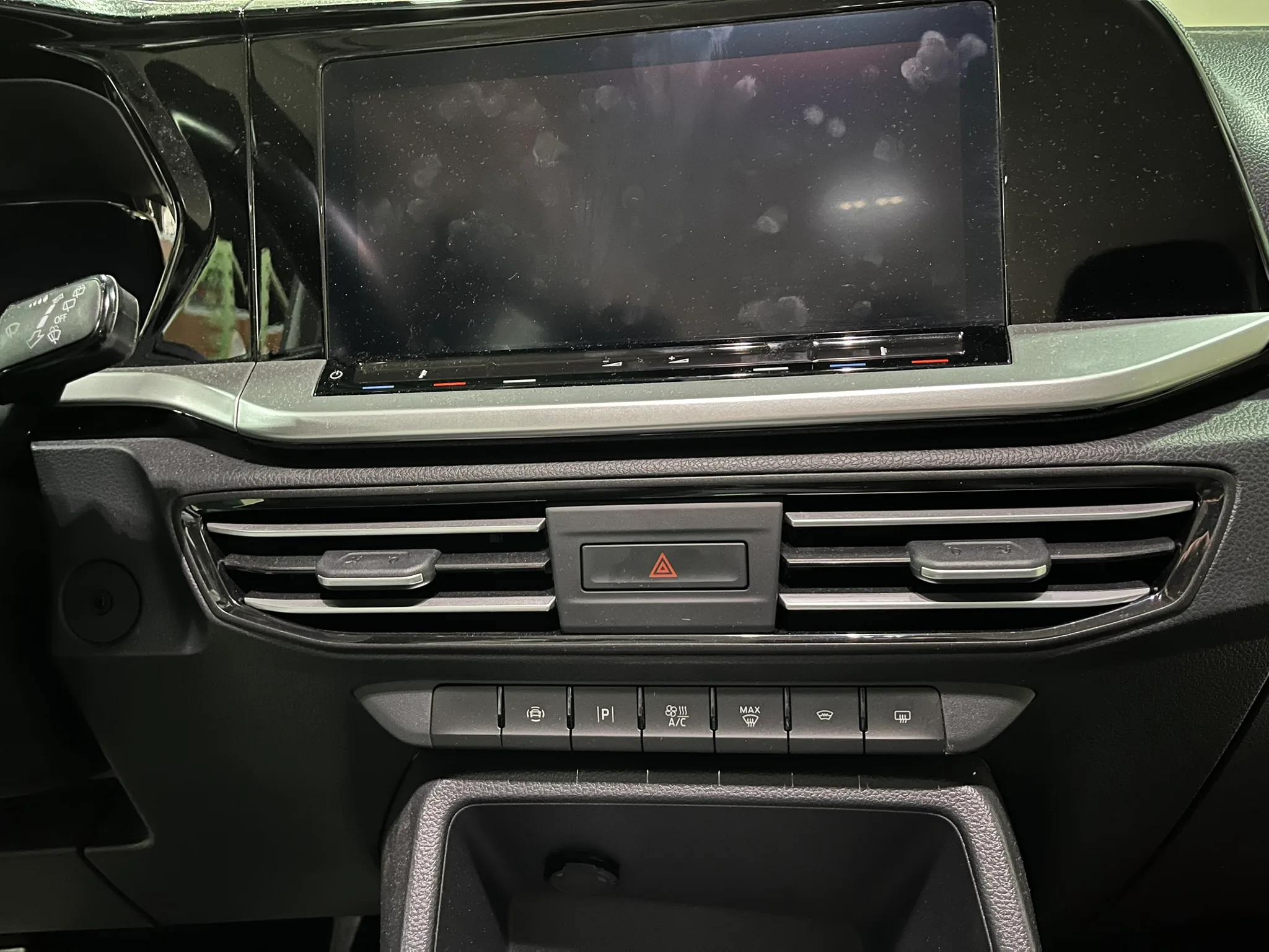 Display Reinigung Auto Ford Tourneo vorher