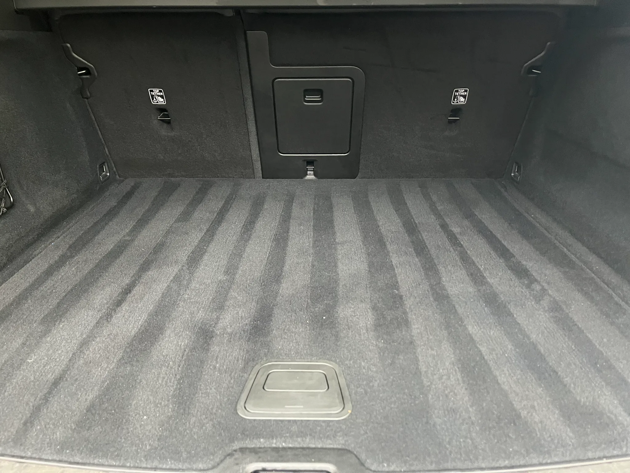 Mobile Fahrzeugaufbereitung in Regensburg Volvo Kofferraum nachher