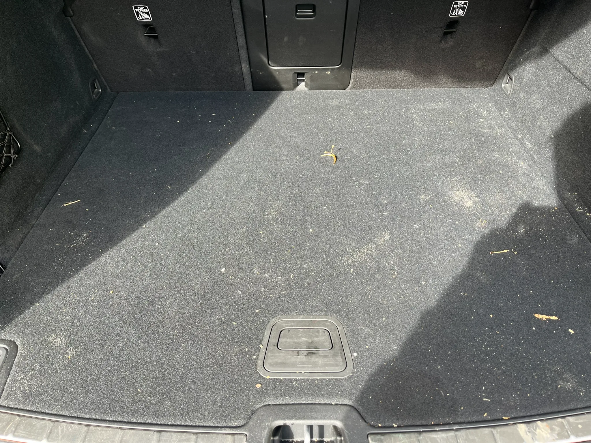 Mobile Fahrzeugaufbereitung in Regensburg Volvo Kofferraum vorher